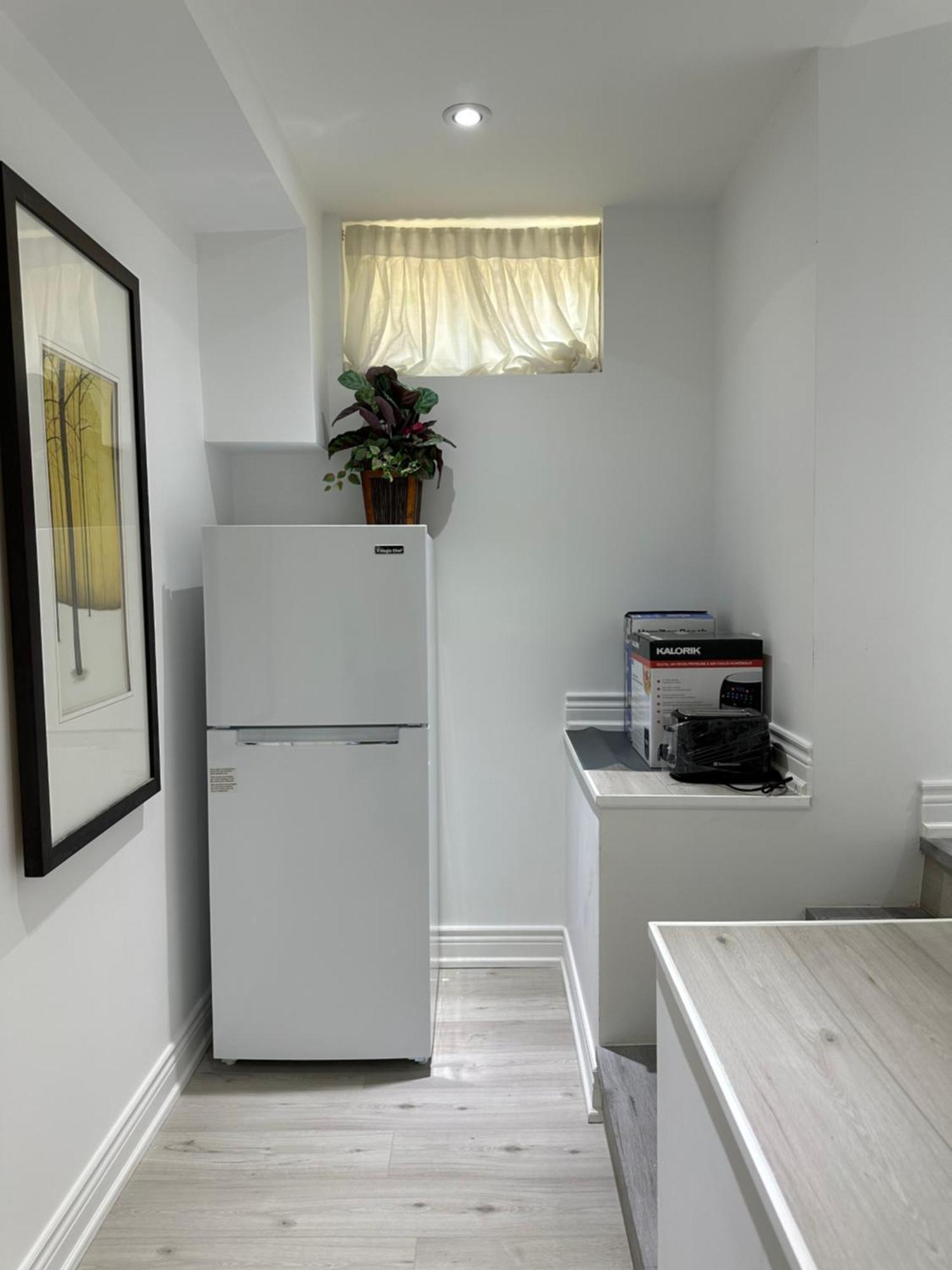 Double Bedroom On Up Or 3 Bedrooms In Basement Near Eglinton Subway Station تورونتو المظهر الخارجي الصورة