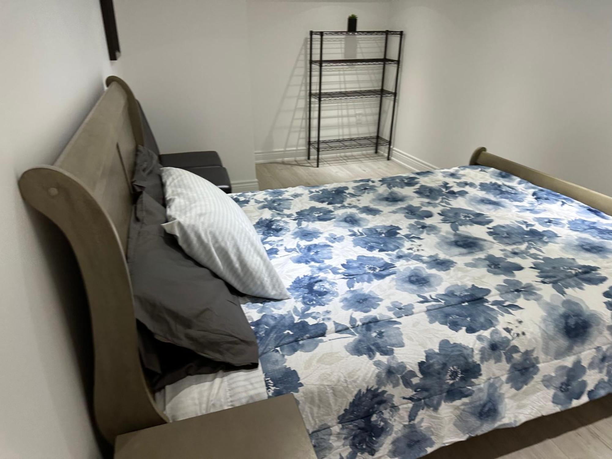 Double Bedroom On Up Or 3 Bedrooms In Basement Near Eglinton Subway Station تورونتو المظهر الخارجي الصورة