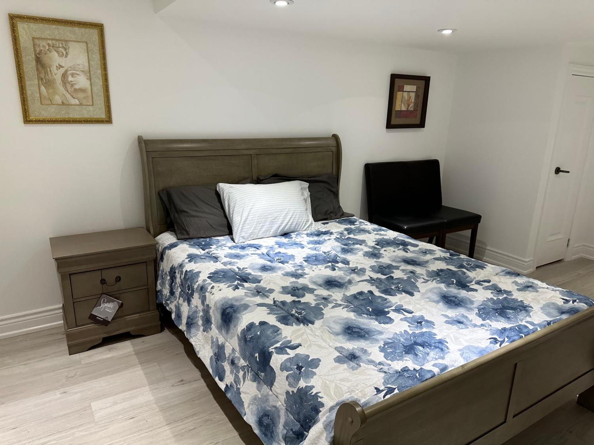 Double Bedroom On Up Or 3 Bedrooms In Basement Near Eglinton Subway Station تورونتو المظهر الخارجي الصورة