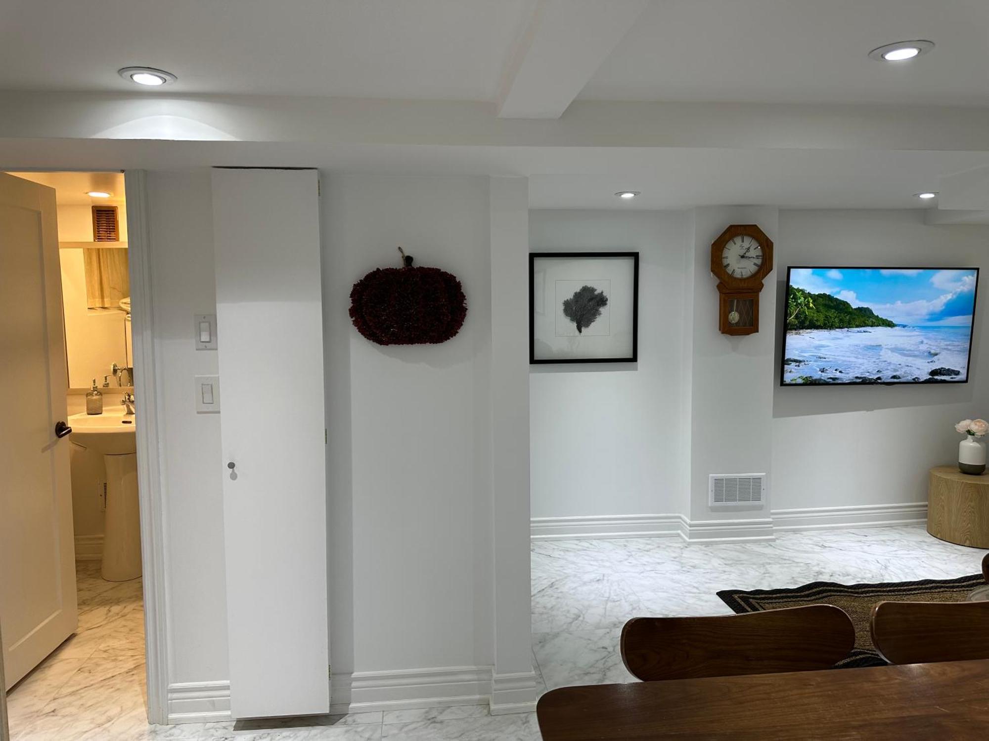 Double Bedroom On Up Or 3 Bedrooms In Basement Near Eglinton Subway Station تورونتو المظهر الخارجي الصورة