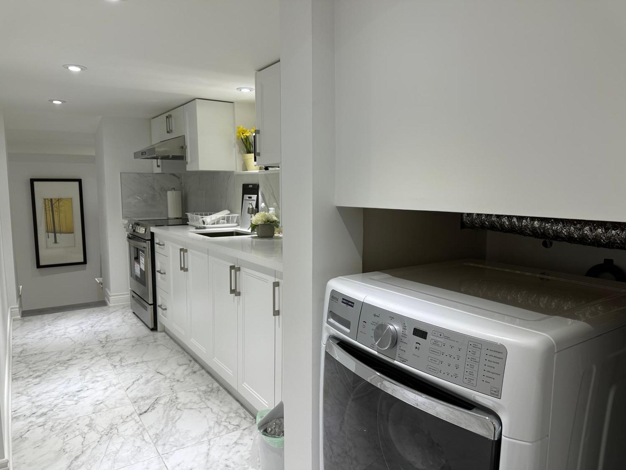 Double Bedroom On Up Or 3 Bedrooms In Basement Near Eglinton Subway Station تورونتو المظهر الخارجي الصورة