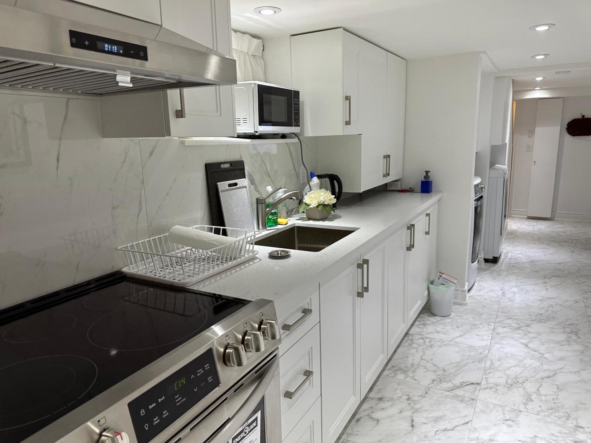 Double Bedroom On Up Or 3 Bedrooms In Basement Near Eglinton Subway Station تورونتو المظهر الخارجي الصورة