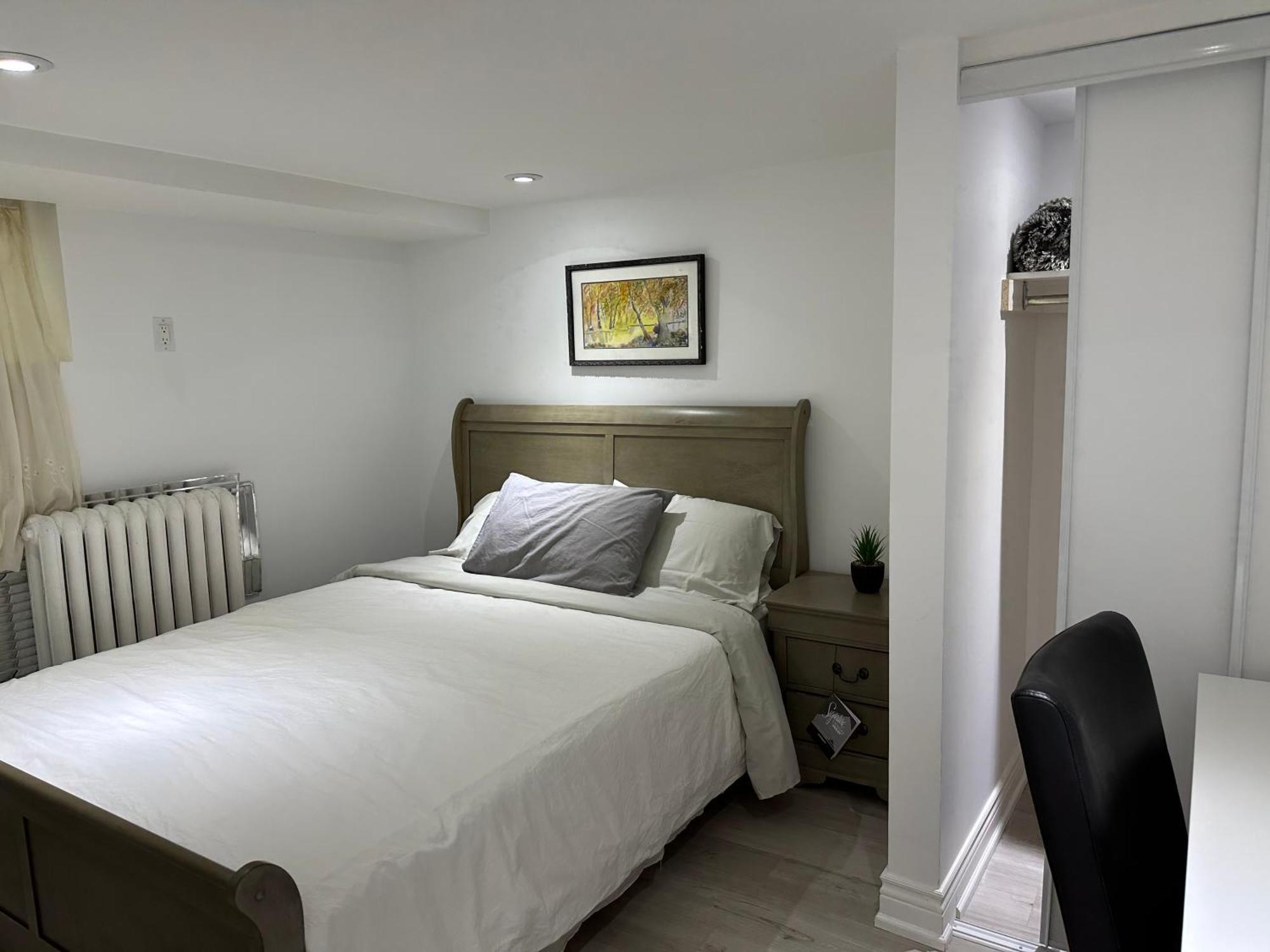 Double Bedroom On Up Or 3 Bedrooms In Basement Near Eglinton Subway Station تورونتو المظهر الخارجي الصورة