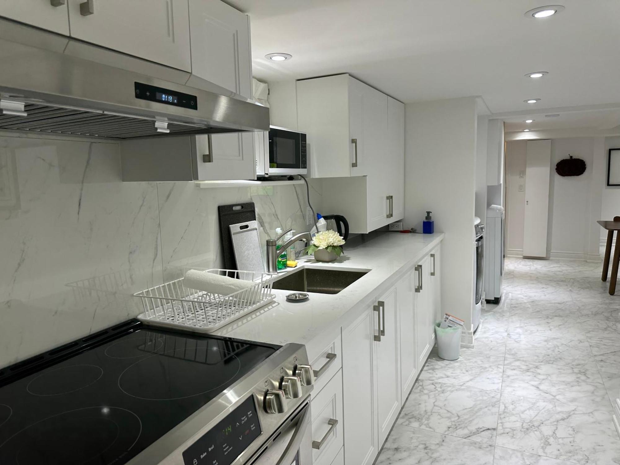 Double Bedroom On Up Or 3 Bedrooms In Basement Near Eglinton Subway Station تورونتو المظهر الخارجي الصورة