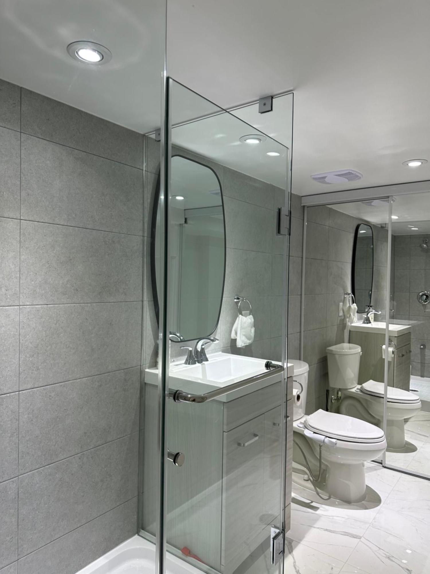 Double Bedroom On Up Or 3 Bedrooms In Basement Near Eglinton Subway Station تورونتو المظهر الخارجي الصورة