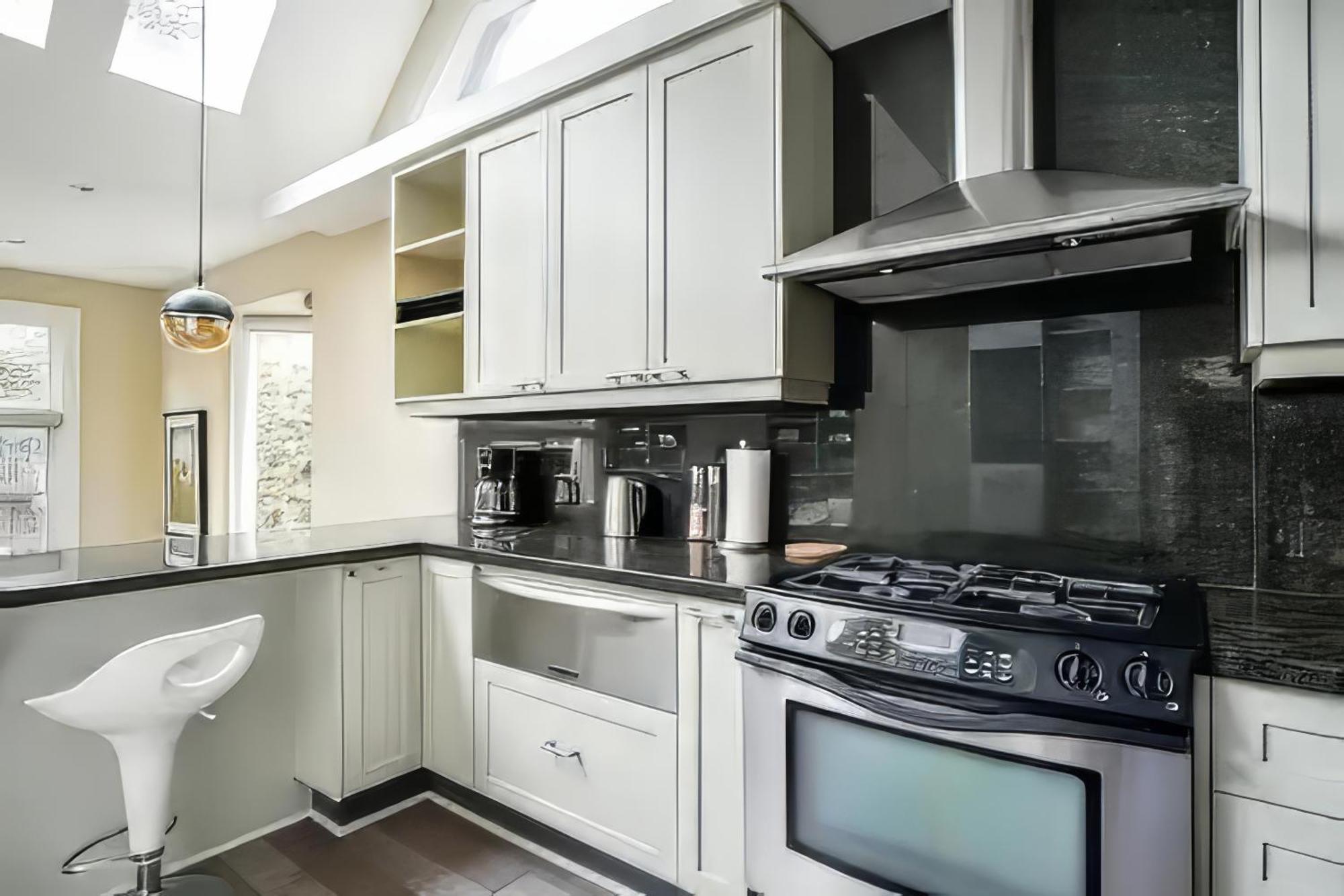 Double Bedroom On Up Or 3 Bedrooms In Basement Near Eglinton Subway Station تورونتو المظهر الخارجي الصورة