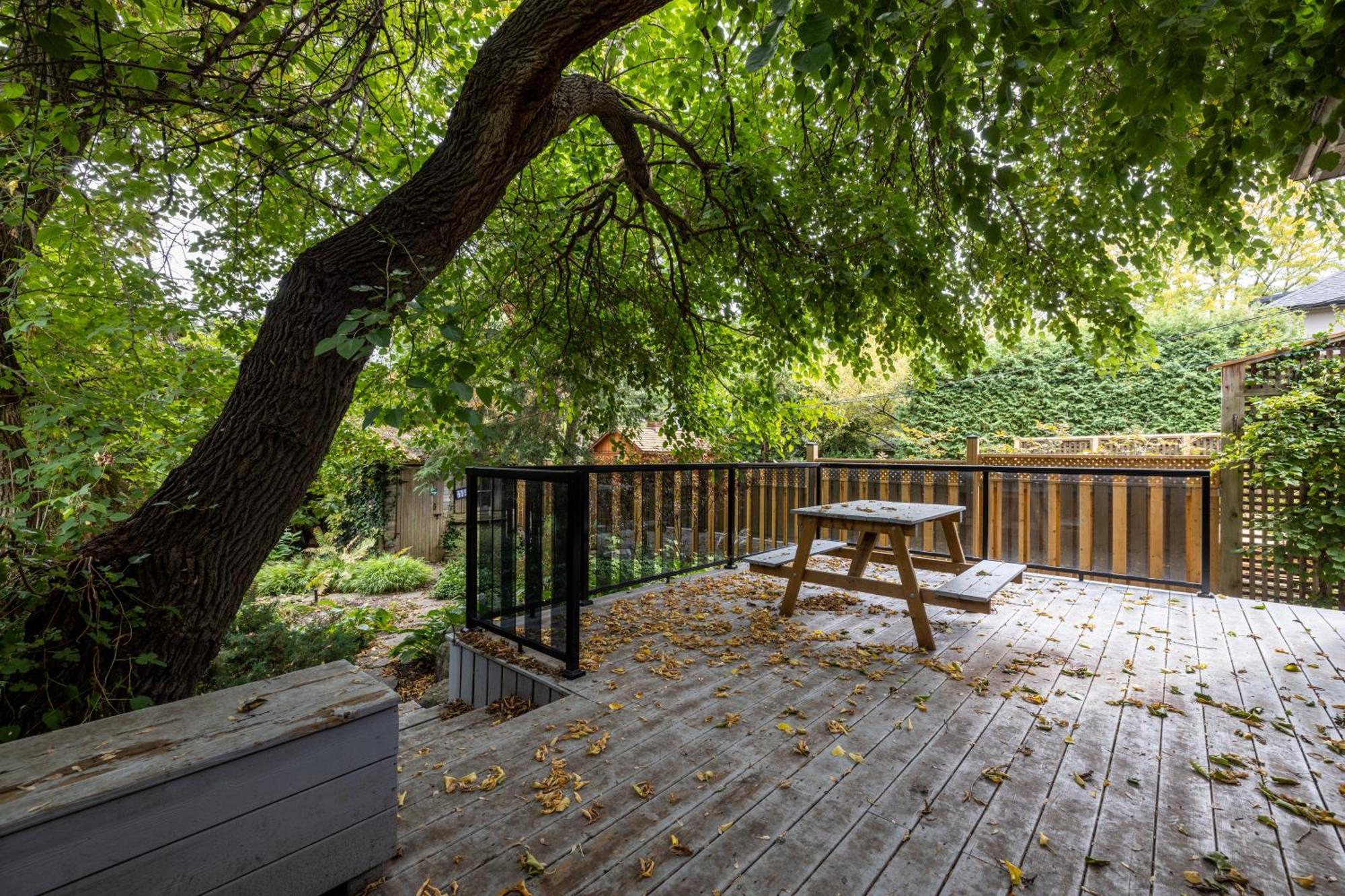 Double Bedroom On Up Or 3 Bedrooms In Basement Near Eglinton Subway Station تورونتو المظهر الخارجي الصورة